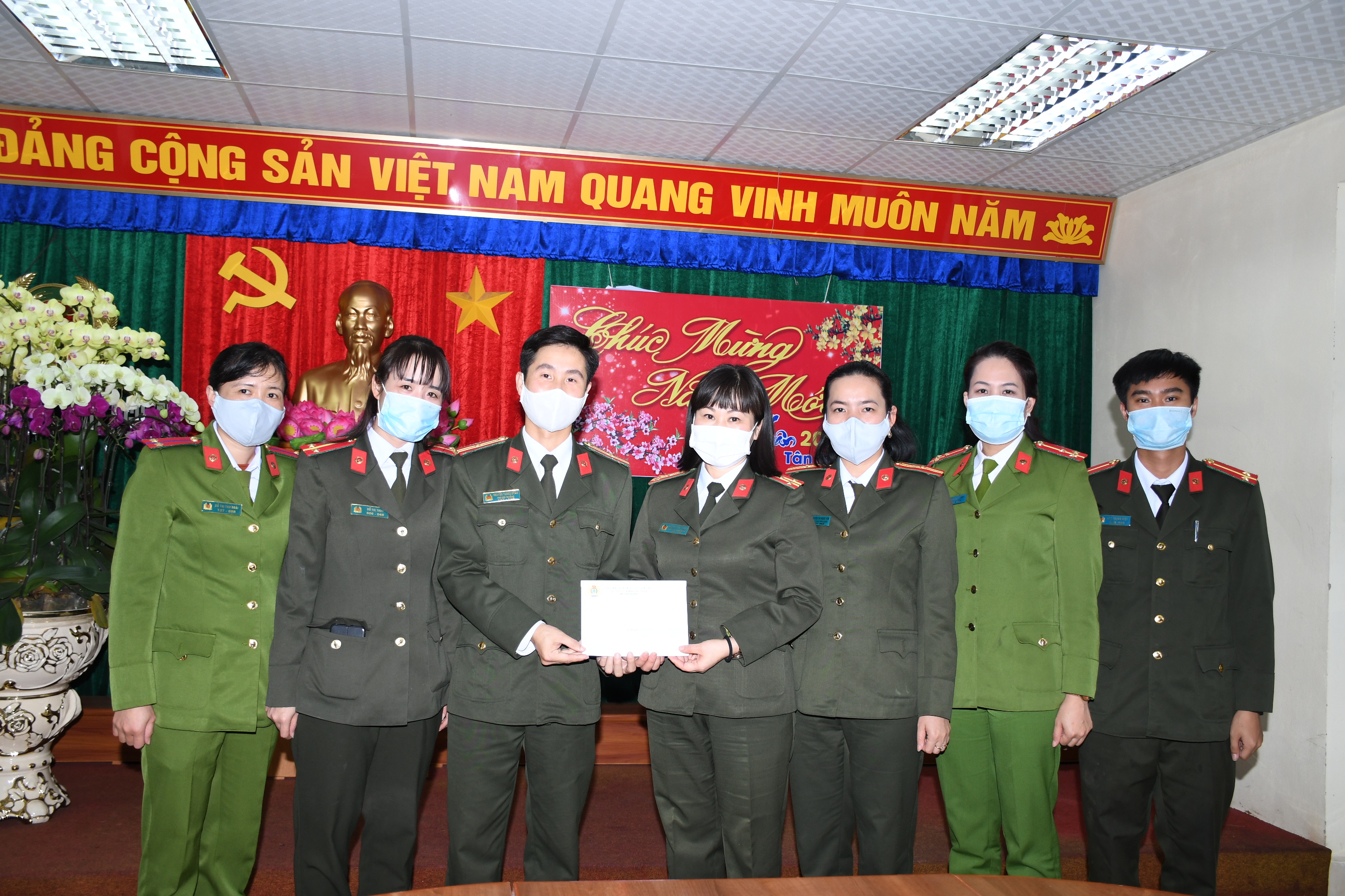 Công đoàn CATP: Trao quà của Công đoàn CAND hỗ trợ 113 đoàn viên Công đoàn tham gia phòng chống dịch Covid-19